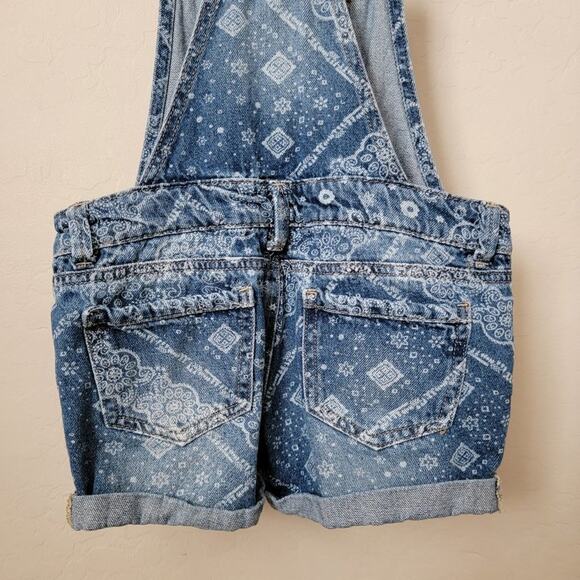 L.E.I. Printed Rolled Cuff Denim Short Overalls - Picture 10 of 14